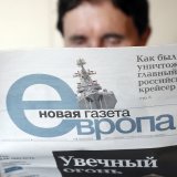 Novaïa Gazeta est l'un des rares bastions de la presse libre en Russie. L'engagement du journal, notamment dans la couverture des violations des droits humains en Tchétchénie, a coûté la vie à plusieurs de ses collaborateurs, morts assassinés.